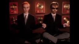 Sweet Dreams (Are Made Of This) - Eurythmics, Annie Lennox, Dave Stewart (Official Video)