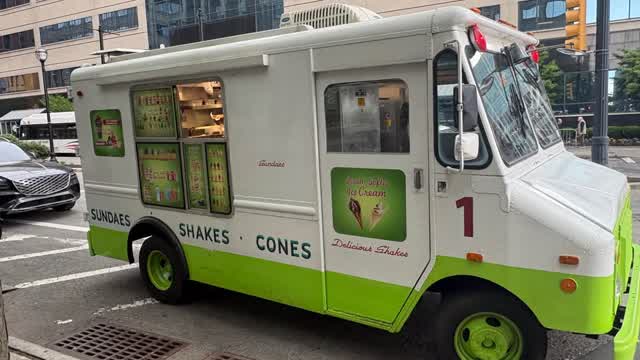 HOW THAT'S SO RAVEN HATERS AND ICE CREAM TRUCK GUY BY WPRI FANS DANCE IRL