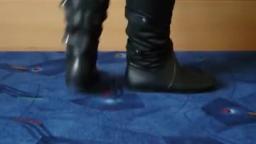 Jana shows her black rubber boots with rear zip