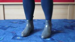 Jana shows her shiny rubber booties chelsea dark grey