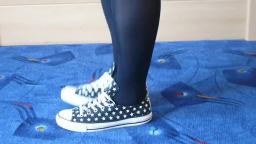 Jana shows her Converse All Star Chucks low black with white stars