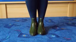 Jana shows her shiny rubber booties chelsea dark green