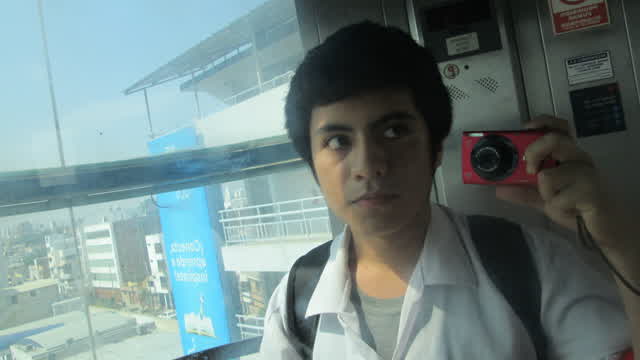 dentro de un ascensor