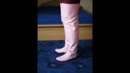 Jana shows her shiny pink overknee boots