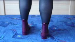 Jana shows her shiny rubber booties chelsea burgundy