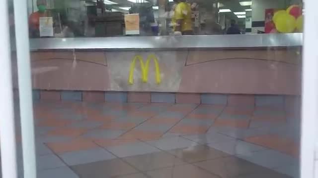Luisito comunica  en el McDonald's más caro Por qué cuesta TANTO