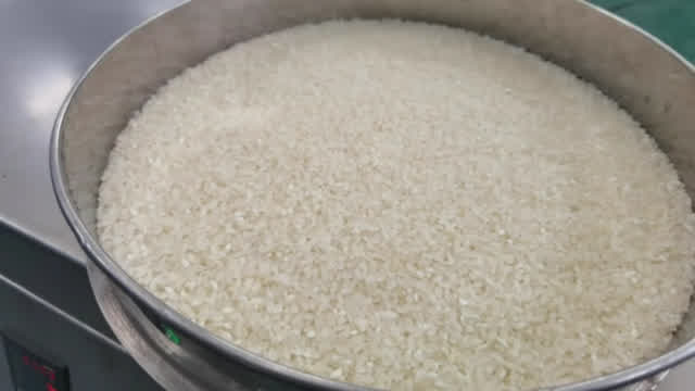 Do u know how to crush rice into rice flour by rice grinding machine？