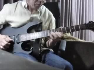 senhor tocando nights of nights na guitarra