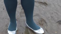 Jana make a mud flat session with her silver flats ballerinas
