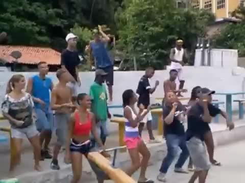 1 minuto e meio dos mano dançando ao som de Do Leme ao Pontal