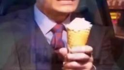 約翰塞納被粉紅色冰淇淋人困擾