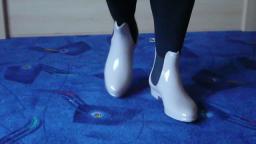 Jana shows her shiny rubber booties chelsea beige