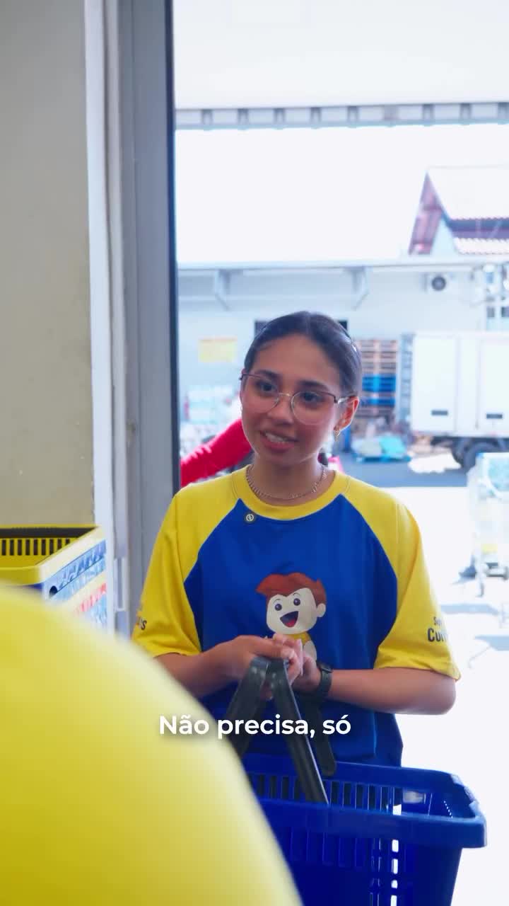 Funcionária do Curitibanos comprando várias coisas Funcionária do Curitibanos comprando várias coisas