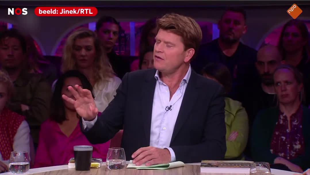 Actievoerder lijmt live bij Jinek zijn handen vast aan tafel