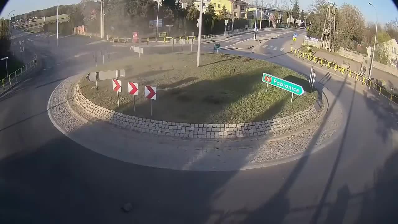 Paweł Jumper skacze w samochodzie przez rondo