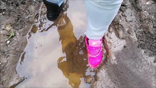 Jana walks through puddles and mud with Nike Air Max Thea and Adidas Extraball trailer