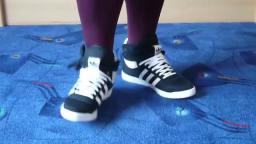 Jana shows her Adidas Top Ten Hi bow banda black, white, bliss