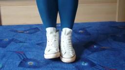 Jana shows her Converse All Star Chucks hi used look white with rear zipper