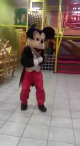 mickey mouse bailando