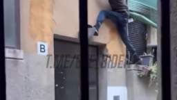 This is how illegal immigrants occupy Italian houses in Milan