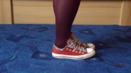 Jana shows her Converse All Star Chucks low double upper red