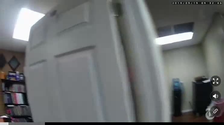 Drugsnuivende agent (Simon) arresteerd een kleuter van 6 jaar