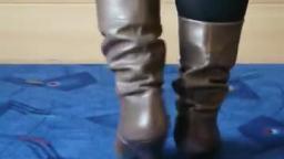 Jana shows her heel boots brown leather