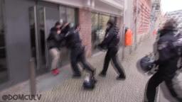 Querdenker attackiert Journalisten 04.12.2021 in Berlin