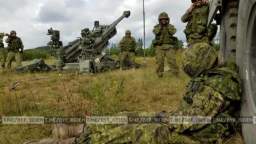 The entertainment of the Canada army is to wake the recruiting with a combat shot so that he is not 