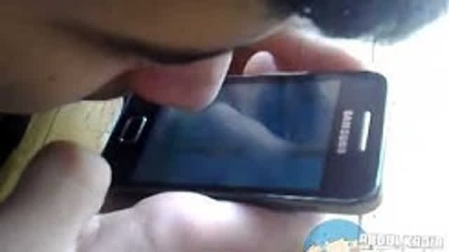 BOY PLAYING FLAPPY BIRD WITH HIS NOSE