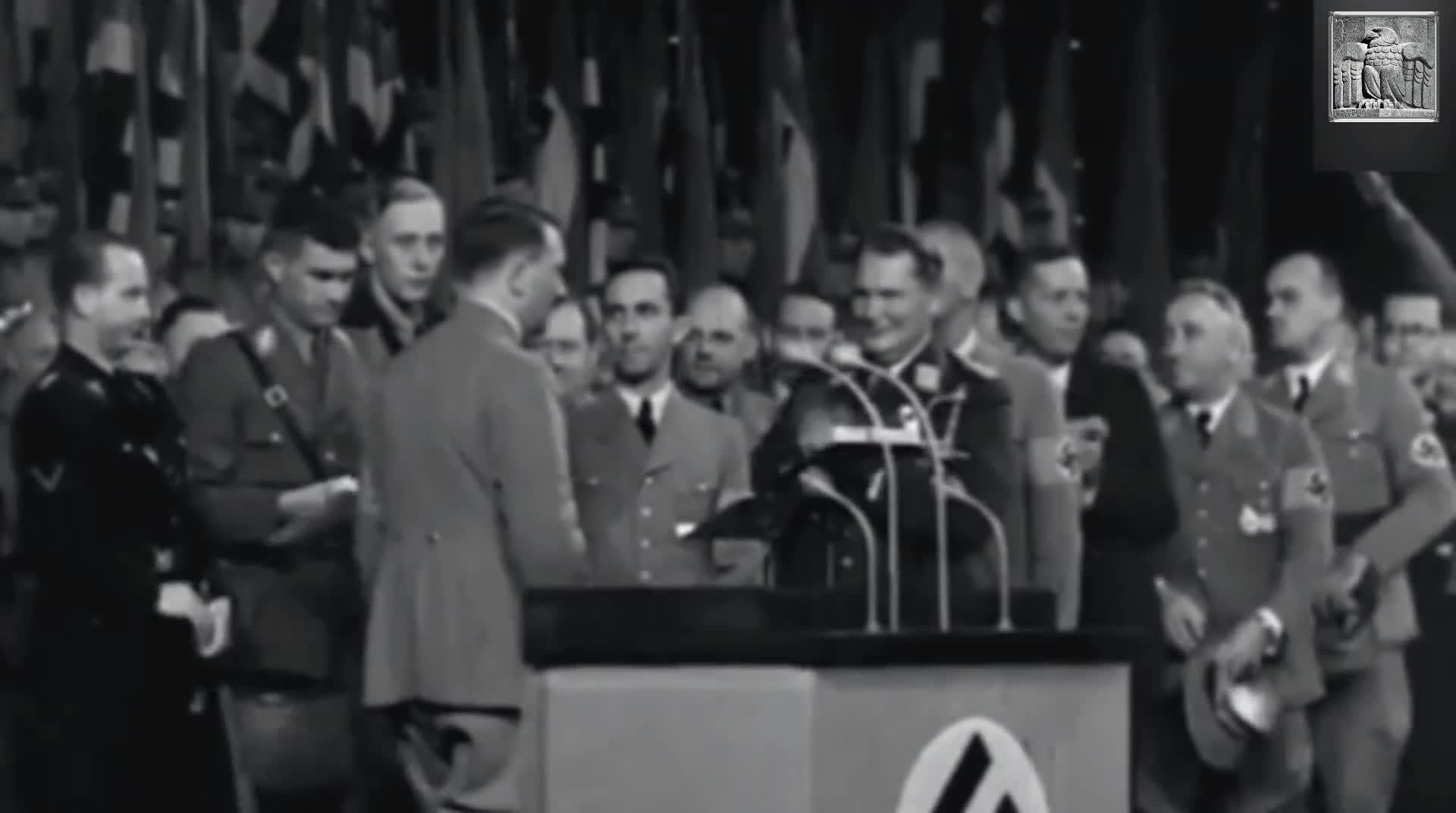 Adolf Hitler - ¡Todo el mundo debe de ayudar! Adolf Hitler - ¡Todo el mundo debe de ayudar!