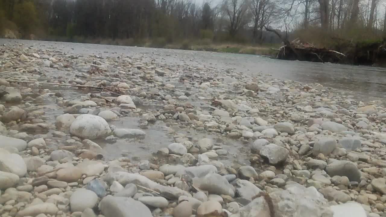 ASMR: Sanfte Flussgeräusche zur Entspannung und zum Einschlafen ASMR: Sanfte Flussgeräusche zur Entspannung und zum Einschlafen