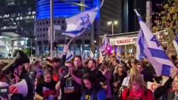 In Tel Aviv, there are major clashes with police during a mass rally.