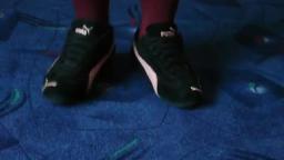 Jana shows her Puma Speed Cat suede black pink