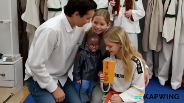 Dalenzo krijgt een knuffel van Iris Heijink, Casper Spijker en Anna de Gier