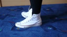 Jana shows her Converse All Star Chucks hi white