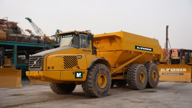 2005 Volvo A40D Off-Road Water Truck. mp4