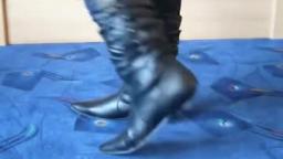 Jana shows her Kayla boots black with gathered shaft