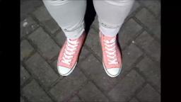 Jana drives the car with her Converse All Star Chucks high pink and skinny grey jeans trailer