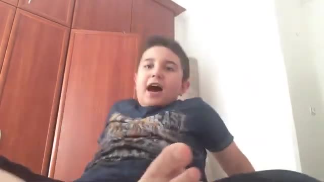 VİDEO ÇEKERKEN OMZUNA HALI DÜŞEN VELET