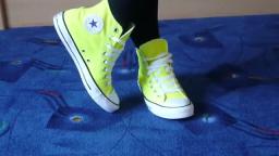 Jana shows her Converse All Star Chucks hi neon yellow