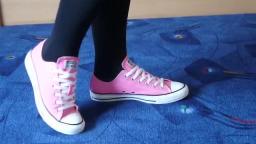 Jana shows her Converse All Star Chucks low pink