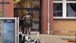 Two armed men barricaded themselves in a Hamburg school