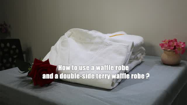 How Should The Straps of The Hotel Bathrobes Be Tied?