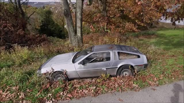 325 Encuentran un DeLorean abandonado