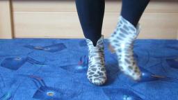 Jana shows her shiny rubber booties chelsea leopard 2