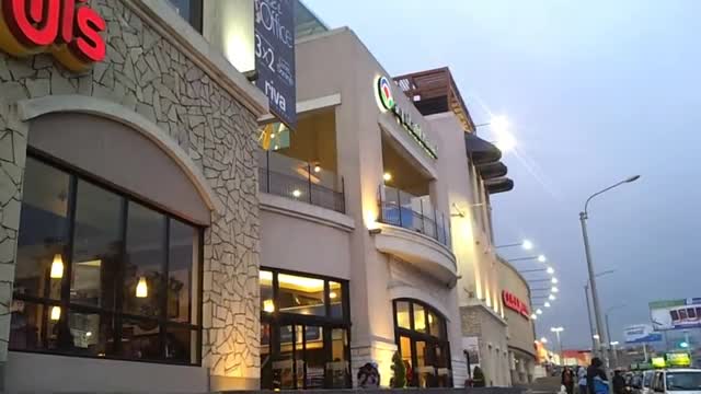 Mall Parque Lambramani 2013