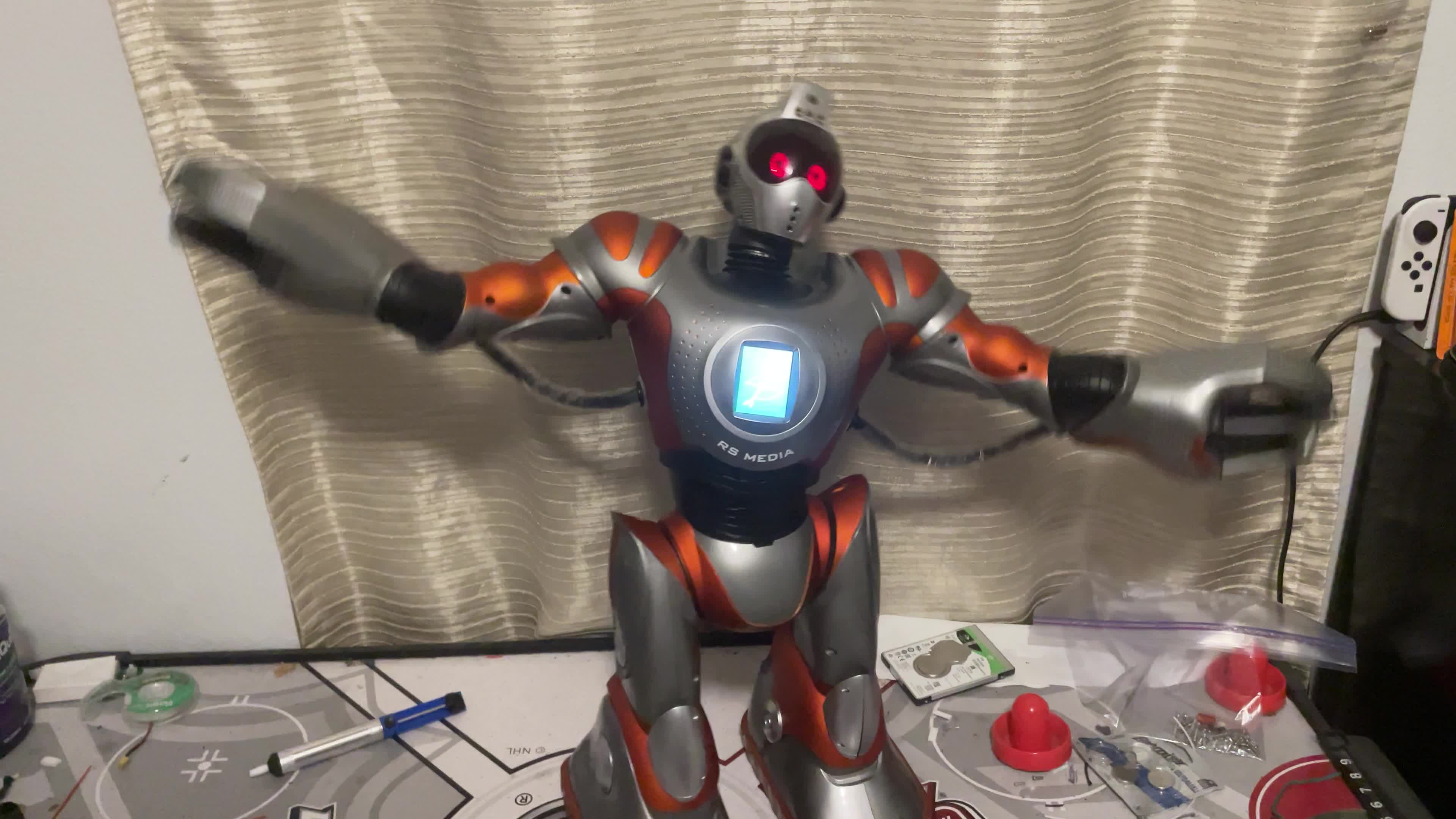 RS Media | Robosapien V2 Dance but he actually does it right (Almost)