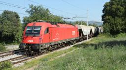 ÖBB Taurus on tour in Europe: 1216-146 with a freight train in Povir, Slovenia. EAT086555