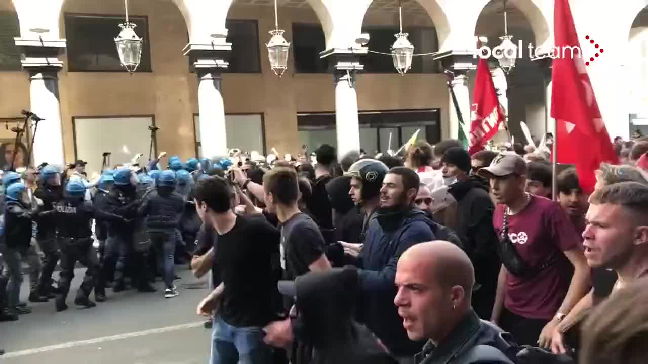 Polizia carica pacifisti e filorussi a Torino, primo maggio, festa dei lavoratori